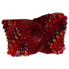 Bracciale inconnue in camoscio rosso e perle di vetro multicolore
