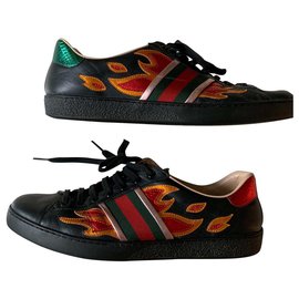 Sneakers Gucci Ace Flames in pelle nera e rossa