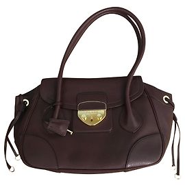 Bolso bandolera Prada de cuero marrón con cierre dorado