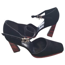 Autre Marque Zweifarbige Pumps mit geometrischen Absätzen.