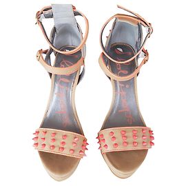 Autre Marque Zweifarbige, gefütterte Pumps mit hohen Absätzen.