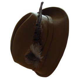 Autre Marque Cappello in feltro di lana senape con piuma