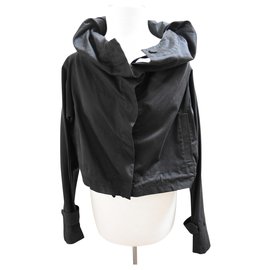 Nueva chaqueta negra Gestuz con capucha plegable. XS / S