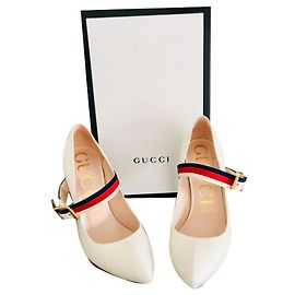 Décolleté Gucci Sylvie in pelle beige con nastro blu e rosso