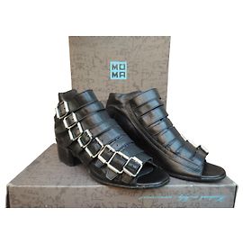 Moma Sandalen aus schwarzem Leder mit 8 Schnallen
