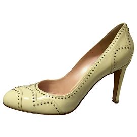 Décolleté Gianvito Rossi in vernice con borchie crema