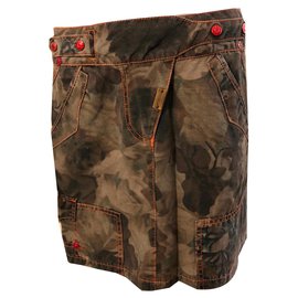 Falda corta Guess estampado militar caqui
