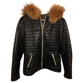 Chaqueta Oakwood de cuero de oveja con cuello de piel de racon negra