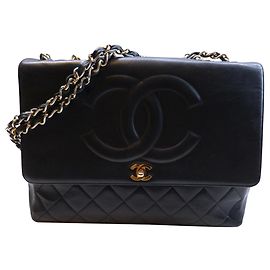 Bolso Chanel de cuero negro con medallón CC