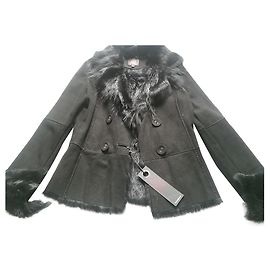 Chaqueta Redskins de piel de conejo negra con cuello de mapache