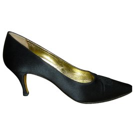 Décolleté Chanel in raso nero con camelia