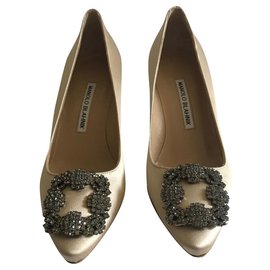 Manolo Blahnik Jewel Schnallenpumps aus Satin Beige