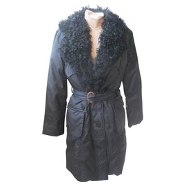Abrigo de Plumón Balmain Negro con Cuello de Piel de Cordero