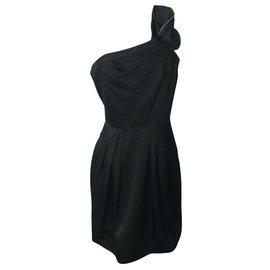 Vestido Bcbg Max Azria de satén negro de un hombro