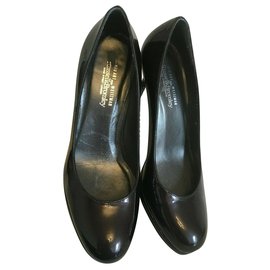 Stuart Weitzman Lackpumps in Schwarz