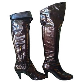 Sergio Rossi Stiefel aus Lackleder Schwarz Violett