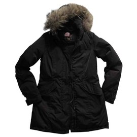 Parka marrón Woolrich con capucha de piel