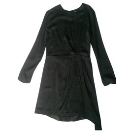 Vestido negro Iro de crepé con manga larga
