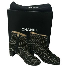 Stivaletti Chanel in pelle nera con catena