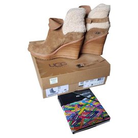 Botines Ugg Anais de piel de cordero marrón
