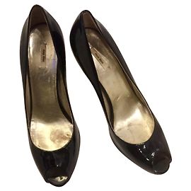 Miu Miu Schwarze und goldene Patentpeeptoes