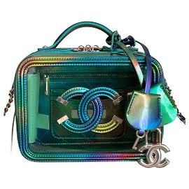 Chanel Piccola borsa da toeletta verde in PVC con inserti in pelle verniciata arcobaleno.