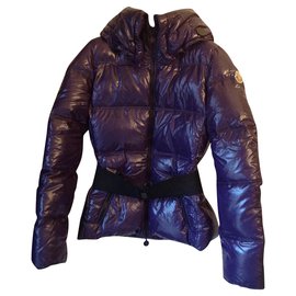 Moncler Chaqueta de esquí y abrigada de esquí ,elegante ,refina la silueta