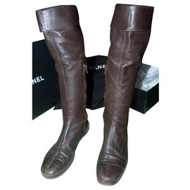 Botas Chanel de cuero marrón oscuro