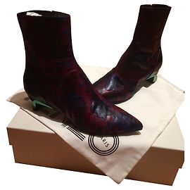 Botines Kenzo de cuero burdeos con bordado azul 39