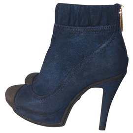 Botines Chanel CC Cap Toe en ante azul marino