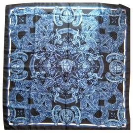 Sciarpa quadrata in seta blu Gianni Versace