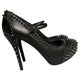 Décolleté Pierre Balmain in pelle nera con cinturino e borchie 37