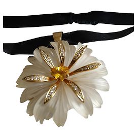 Autre Marque Pendente e Spilla Fiore in Cristallo di Rocca con Zaffiro Giallo e Diamanti Oro 750
