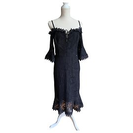 Vestido Guess de ombros nus em guipura preta