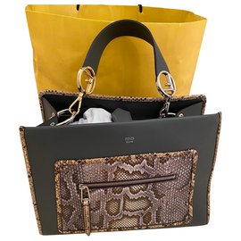 Fendi Runaway Handtasche Grau Leder und Python