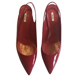 Mulas de cuña Miu Miu en charol rojo