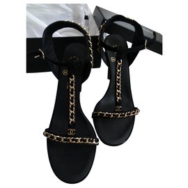 Escarpins Chanel en daim noir avec chaîne