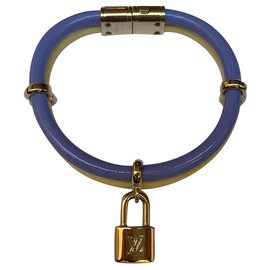 Louis Vuitton, Tienilo due volte nuovo braccialetto giallo e viola