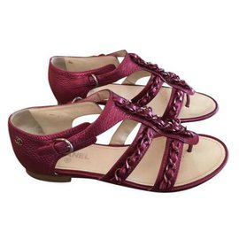 Sandali Chanel in pelle metallizzata fushia con catene