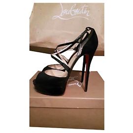 Zapatos de tacón Christian Louboutin Cross Me en piel negra