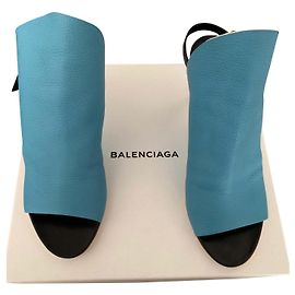Sandali Balenciaga in pelle blu chiaro