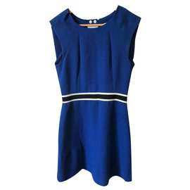 Sandro Kleid blau mit weißem und schwarzem Gürtel