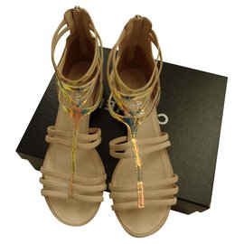 Sandali piatti Chanel in scamosciato beige