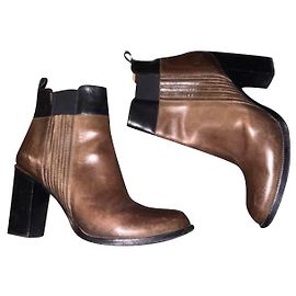 Botines Sartore de piel negro y marrón oscuro