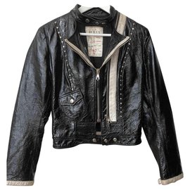 Giacca Guess in pelle vernice con borchie nero argento