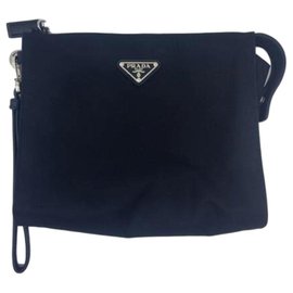 Pochette Prada in pelle e poliammide nera