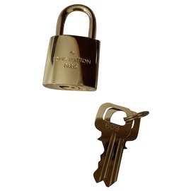 Portachina Louis Vuitton Cadenas Oro in Acciaio
