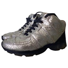 Sneakers Chanel in pelle metallizzata argento craquelata