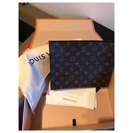 Louis Vuitton borse, portafogli, casi