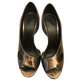 Décolleté Givenchy in pelle bronzo a punta aperta